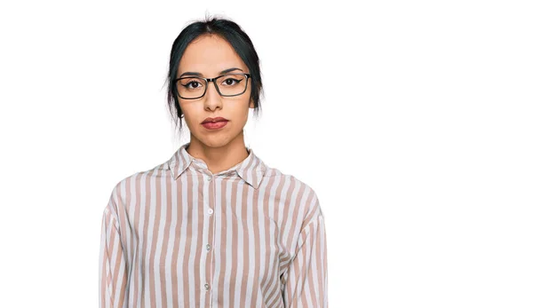 Fiatal Spanyol Lány Alkalmi Ruhát Szemüveget Visel Komoly Arckifejezéssel Egyszerű — Stock Fotó