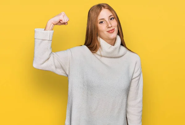 穿着休闲式冬季毛衣的年轻的爱尔兰女人强壮的人 显示出臂膀肌肉 自信而自豪 — 图库照片
