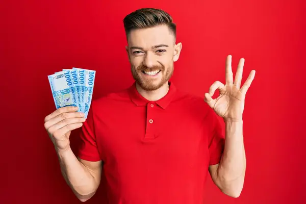 Fiatal Vörös Hajú Férfi 1000 Forintos Bankjeggyel Kezében Rendben Aláírás — Stock Fotó