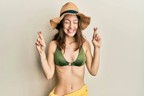 Junge Brünette Frau Bikini Mit Erhobenem Zeigefinger Lächelnd Mit Hoffnung — Stockfoto