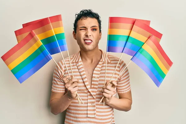 Hombre Guapo Usando Maquillaje Sosteniendo Banderas Arco Iris Lgbtq Expresión —  Fotos de Stock