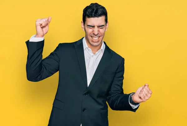 Bonito Homem Hispânico Vestindo Roupas Negócios Dançando Feliz Alegre Sorrindo — Fotografia de Stock