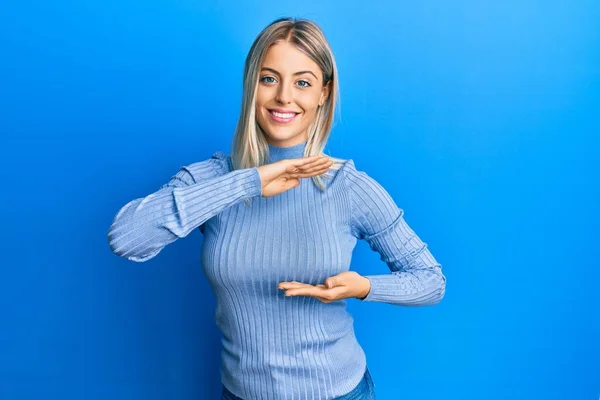 Bella Donna Bionda Che Indossa Abiti Casual Gesticolando Con Mani — Foto Stock