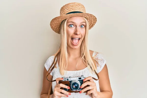 Junge Blonde Mädchen Mit Sommermütze Mit Kamera Feiern Verrückt Und — Stockfoto