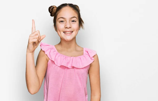 Schöne Brünette Kleine Mädchen Sommer Rosa Hemd Zeigt Mit Dem — Stockfoto
