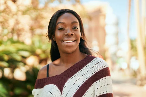 Genç Afrikalı Amerikalı Kadın Parkta Mutlu Bir Şekilde Gülümsüyor — Stok fotoğraf