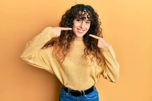 Νεαρό Ισπανόφωνο Κορίτσι Που Φοράει Καθημερινά Ρούχα Χαμογελώντας Χαρούμενα Δείχνοντας — Φωτογραφία Αρχείου