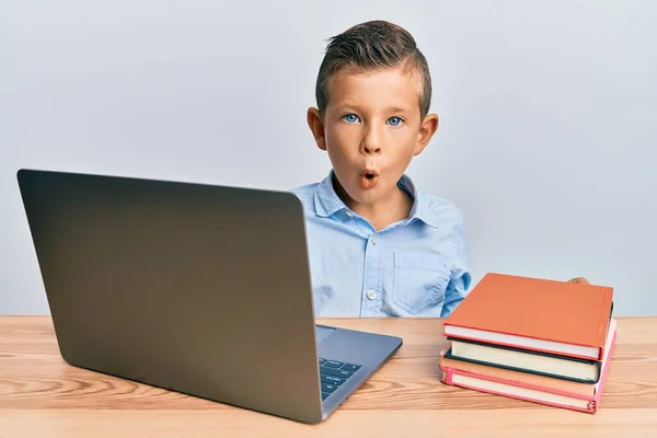 Criança Caucasiana Adorável Estudando Para Exame Escolar Usando Laptop Assustado — Fotografia de Stock