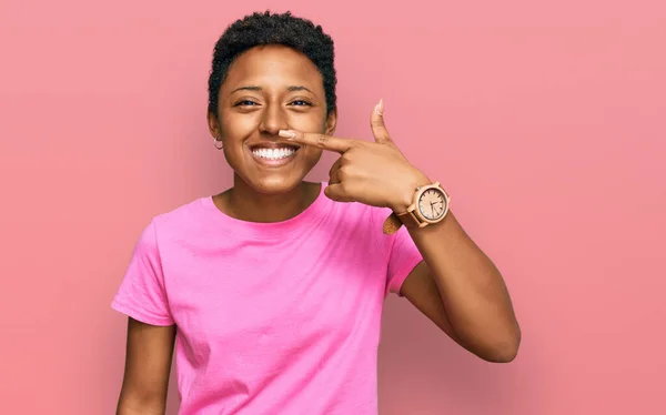 Jonge Afro Amerikaanse Vrouw Draagt Casual Kleren Wijzend Met Hand — Stockfoto