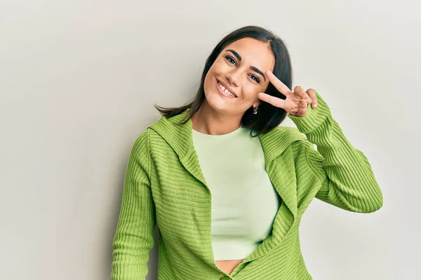 Mladá Brunetka Žena Sobě Ležérní Oblečení Dělat Mír Symbol Prsty — Stock fotografie