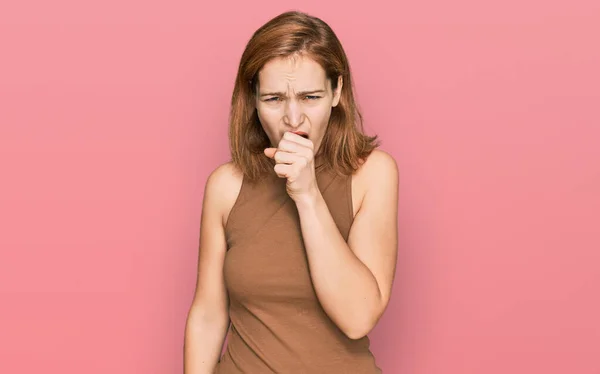 Jeune Femme Caucasienne Portant Des Vêtements Décontractés Sentant Mal Toussant — Photo