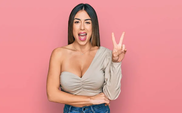 Jonge Latijns Amerikaanse Vrouw Casual Kleren Glimlachend Met Een Vrolijk — Stockfoto