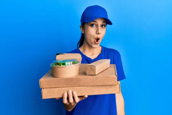 Junge Hispanische Frau Hält Take Away Essen Verängstigt Und Erstaunt — Stockfoto