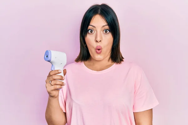 Junge Hispanische Frau Hält Thermometer Verängstigt Und Erstaunt Mit Offenem — Stockfoto