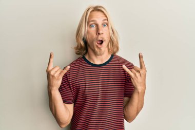 Kafkasyalı, uzun saçlı, taş gibi hareketler yapan, şaşkınlık ve şaşkınlık dolu ifade, korku ve heyecan dolu yüz ifadeleri olan genç bir adam.. 