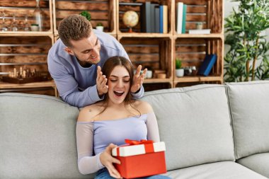 Genç adam evde doğum günü hediyesiyle kız arkadaşına sürpriz yapıyor..