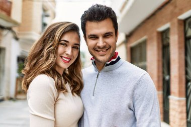 Genç İspanyol çift şehirde birbirlerine sarılıyorlar. Kız arkadaş ve erkek arkadaş aşkla sokakta yürüyorlar.