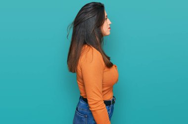 Güzel İspanyol kadın günlük giysiler giyiyor. Tarafını arıyor, rahat poz veriyor. Kendine güvenen bir gülümsemesi var.. 