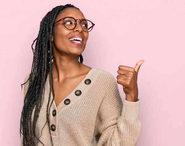 Afroamerikanerin Lässiger Kleidung Lächelt Mit Glücklichem Gesicht Und Zeigt Mit — Stockfoto