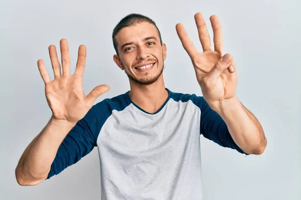 Jovem Hispânico Vestindo Roupas Casuais Mostrando Apontando Para Cima Com — Fotografia de Stock