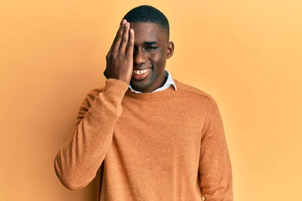 年轻的非洲裔美国人 身穿休闲装 一只眼睛蒙着 脸上挂着自信的微笑 感情令人惊讶 — 图库照片