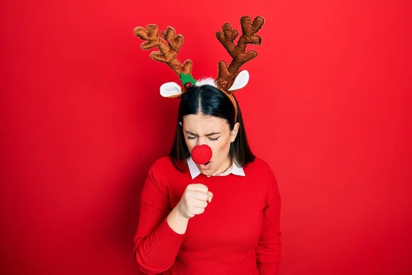 Mladá Hispánka Jelením Vánočním Kloboukem Červeným Nosem Necítí Dobře Kašle — Stock fotografie
