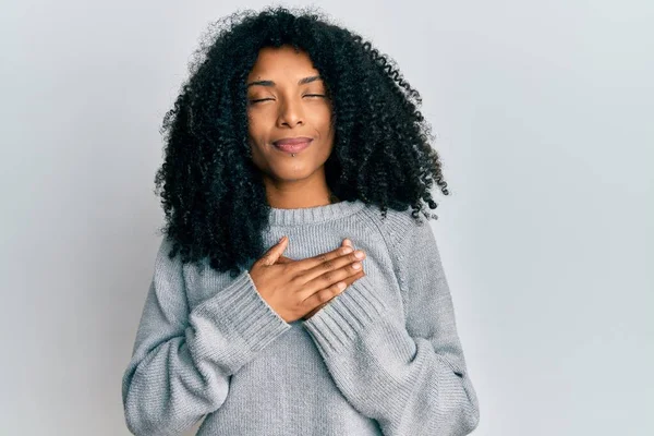 Mujer Afroamericana Con Pelo Afro Vistiendo Suéter Casual Invierno Sonriendo — Foto de Stock