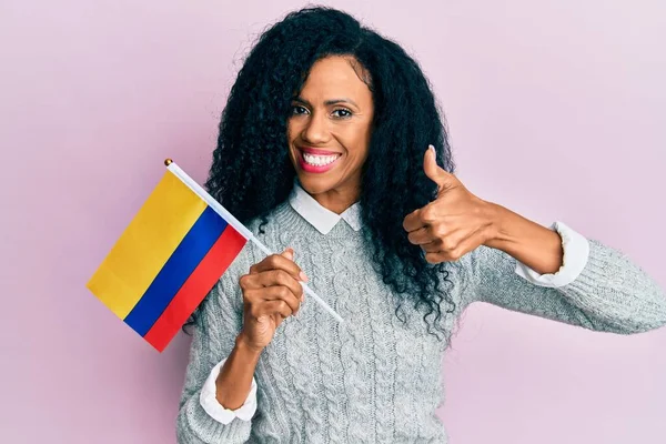 Mujer Afroamericana Mediana Edad Sosteniendo Bandera Colombia Sonriendo Feliz Positivo — Foto de Stock