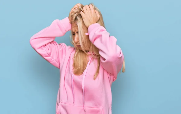 Ung Blond Kvinna Bär Casual Sweatshirt Lider Huvudvärk Desperat Och — Stockfoto