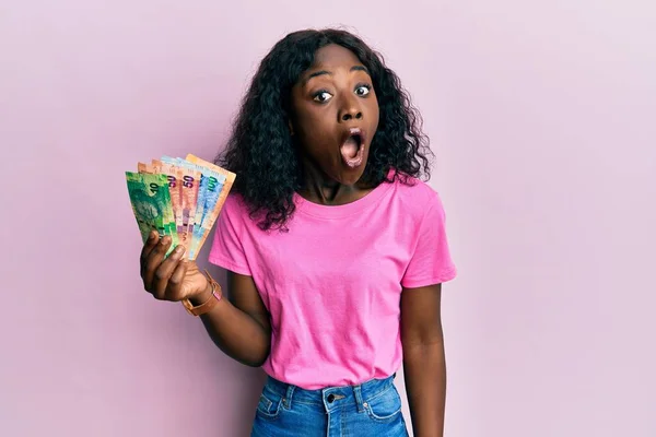 Hermosa Mujer Joven Africana Sosteniendo Billetes Rand Sudafricanos Asustados Sorprendidos —  Fotos de Stock