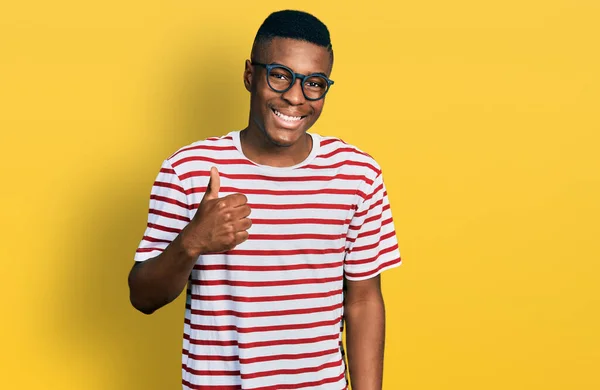 Jovem Afro Americano Vestindo Shirt Casual Óculos Fazendo Polegares Felizes — Fotografia de Stock