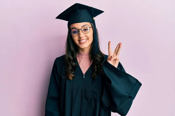 Jeune Femme Hispanique Portant Une Casquette Graduation Une Robe Cérémonie — Photo