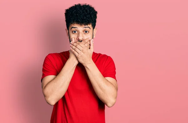 Hombre Árabe Joven Con Barba Que Llevaba Una Camiseta Roja —  Fotos de Stock