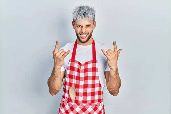 Young Hispanic Man Modern Dyed Hair Wearing Apron Shouting Crazy — Stock Photo, Image