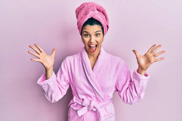 Mujer Hispana Joven Con Gorra Toalla Ducha Albornoz Celebrando Loco —  Fotos de Stock