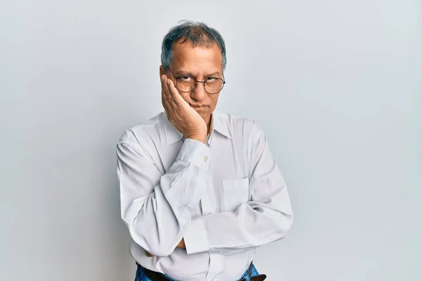 Homem Indiano Meia Idade Vestindo Roupas Casuais Óculos Pensando Que — Fotografia de Stock