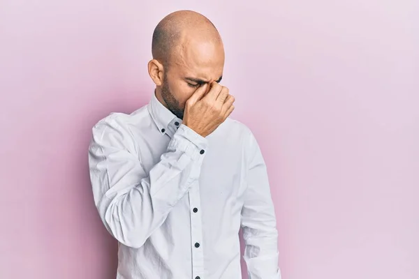 Giovane Uomo Ispanico Indossa Vestiti Casual Stanco Sfregamento Naso Gli — Foto Stock