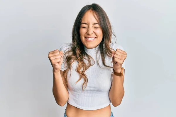 Mulher Morena Jovem Vestindo Camisa Branca Casual Animado Para Sucesso — Fotografia de Stock