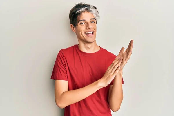 Jonge Spaanse Man Casual Kleding Klappend Applaudisserend Blij Vrolijk Lachende — Stockfoto