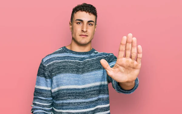 Joven Hispano Vistiendo Ropa Casual Haciendo Parar Cantar Con Palma — Foto de Stock