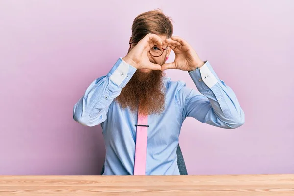 Joven Pelirrojo Irlandés Vistiendo Camisa Negocios Corbata Sentado Mesa Haciendo —  Fotos de Stock