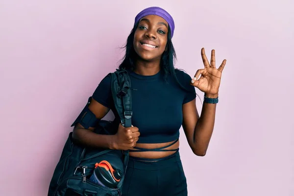 Молодая Африканская Американка Держит Спортивную Сумку Делает Хорошо Знак Пальцами — стоковое фото