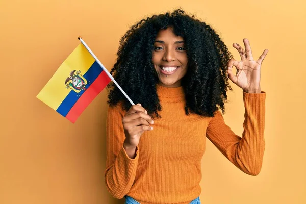 Африканська Американка Волоссям Афроамериканця Особливим Волоссям Тримає Прапор Малює Пальцями — стокове фото