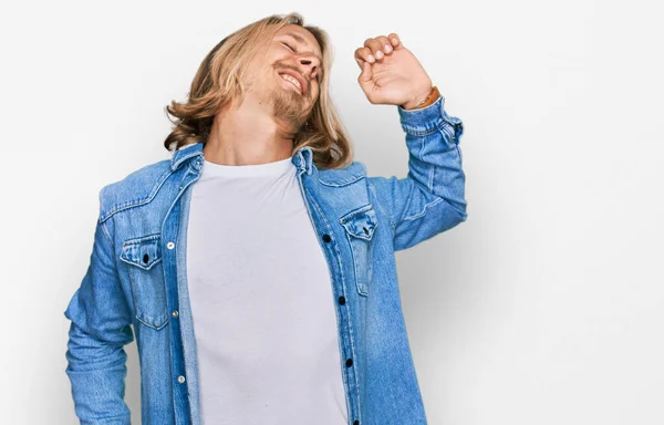 Vit Man Med Blont Långt Hår Avslappnad Jeansjacka Som Sträcker — Stockfoto