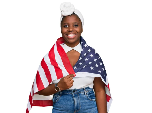 Ung Afrikansk Kvinna Med Turban Håller Usa Flagga Ser Positiv — Stockfoto