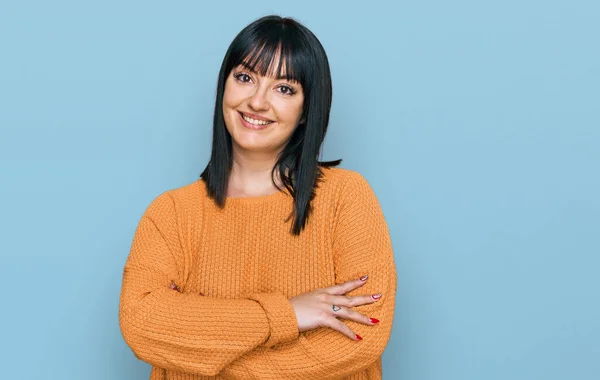 Mujer Hispana Joven Vistiendo Ropa Casual Cara Feliz Sonriendo Con — Foto de Stock