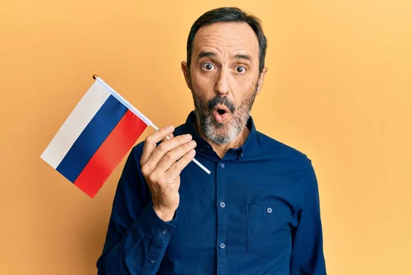 Mittelalter Hispanischer Mann Mit Russischer Fahne Erschrocken Und Erstaunt Mit — Stockfoto