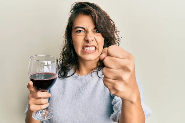 Jonge Spaanse Vrouw Die Een Glas Rode Wijn Dronk Geïrriteerd — Stockfoto