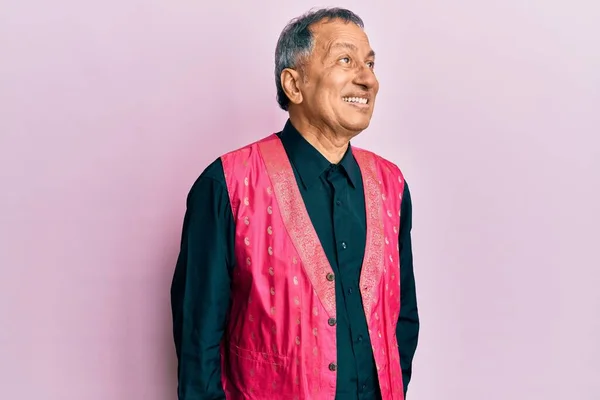 Orta Yaşlı Hintli Bir Adam Geleneksel Hint Kıyafetleri Giyiyor Yüzünde — Stok fotoğraf