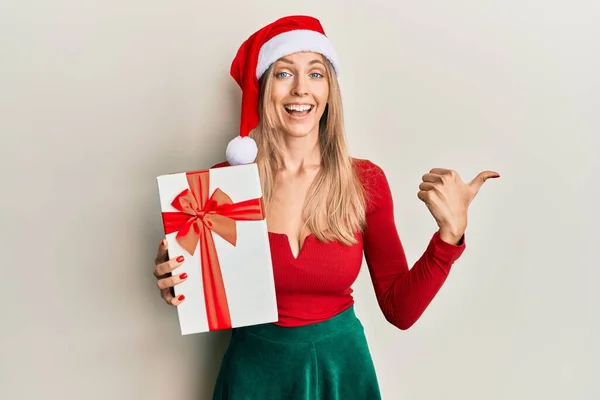 Bella Donna Caucasica Indossa Cappello Natale Tenendo Regalo Che Punta — Foto Stock